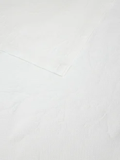 Copriletto con lavorazione tono su tono.