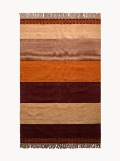 Tappeto in misto lana con fasce colorate e frange