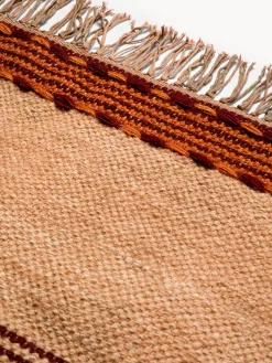 Tappeto in misto lana con fasce colorate e frange