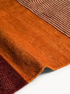 Tappeto in misto lana con fasce colorate e frange