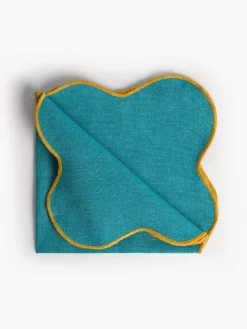 Tovagliolo in cotone con bordi smerlati e overlock