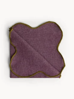 Tovagliolo in cotone con bordi smerlati e overlock