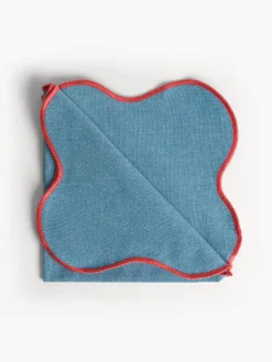 Tovagliolo in cotone con bordi smerlati e overlock