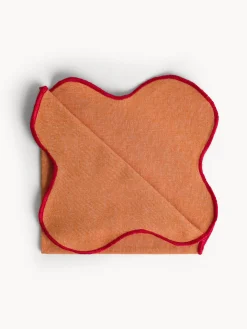 Tovagliolo in cotone con bordi smerlati e overlock