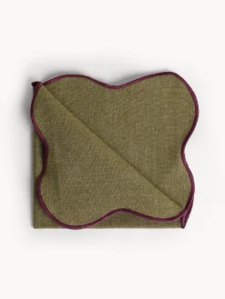 Tovagliolo in cotone con bordi smerlati e overlock