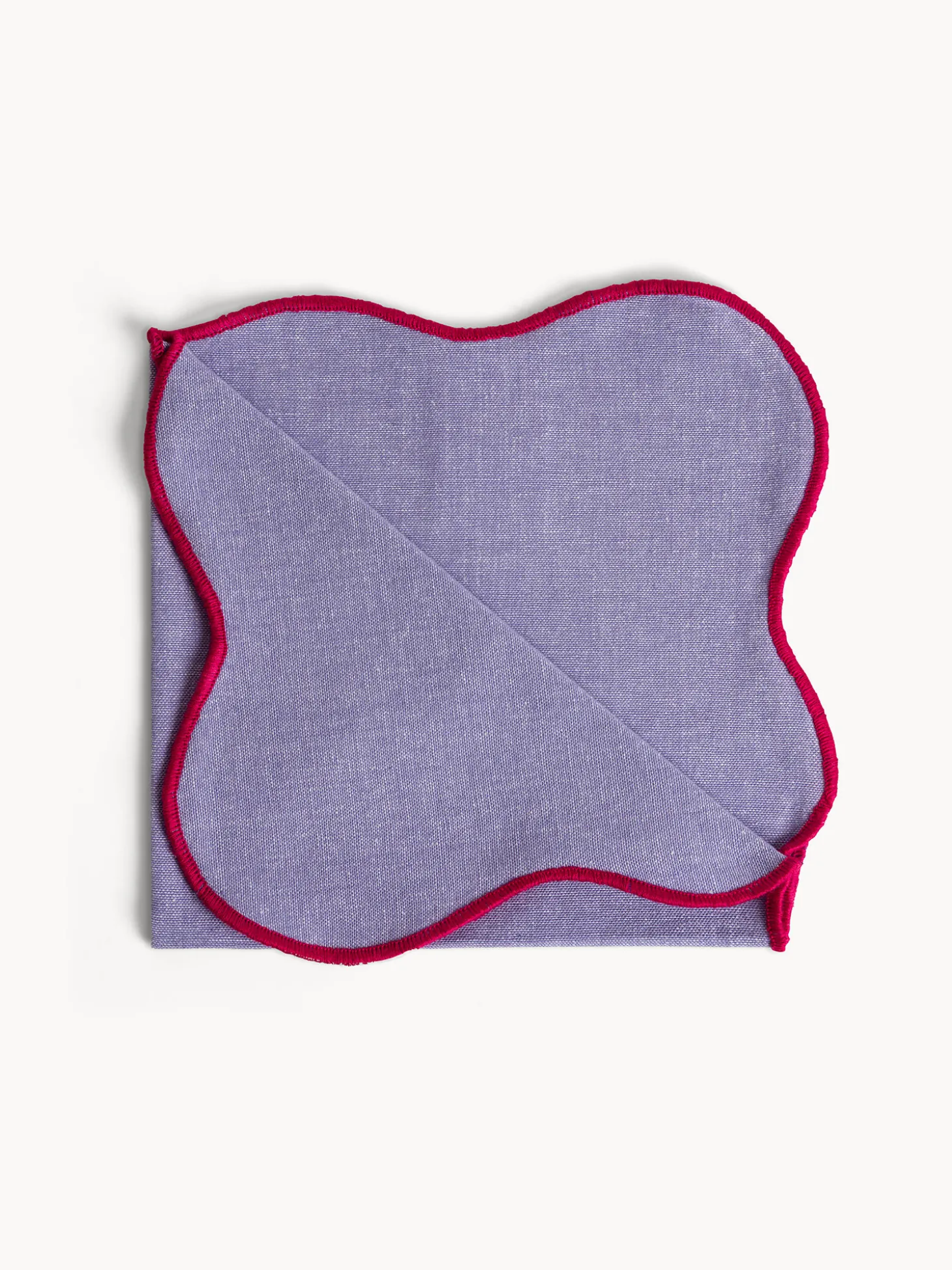 Tovagliolo in cotone con bordi smerlati e overlock